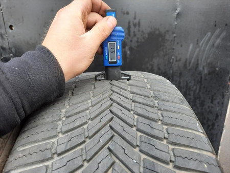 245/45R19 Bridgestone WeatherControl A005 para całoroczna 5,8mm 9264