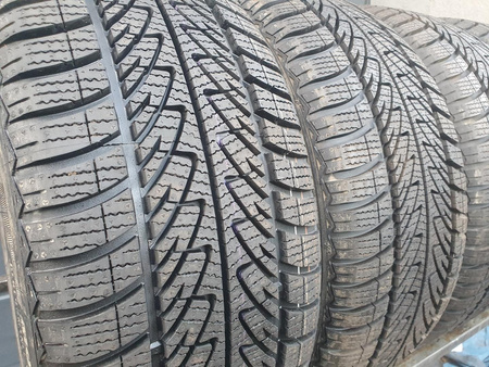 225/40R18 Goodyear Ultragrip 8 komplet opon zima nowe nr8286