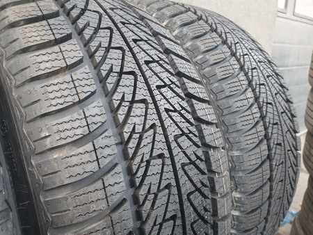 225/40R18 Goodyear Ultragrip 8 komplet opon zima nowe nr8286
