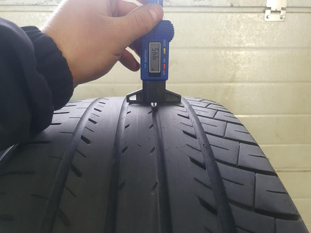 225/55R18 Yokohama BluEarth E70 para opon lato 4,8mm nr8400