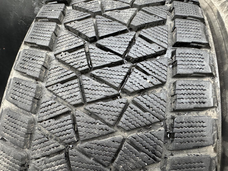 235/55R20 Bridgestone Blizzak DM-V2 para opon zima 8,3mm nr2362