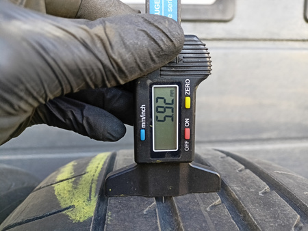 235/60R18 Yokohama Advan Sport V105 komplet opon lato 5,9mm nr8918