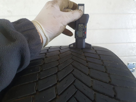 245/40R18 Bridgestone Weathercontrol para całoroczne 5,8mm 8268