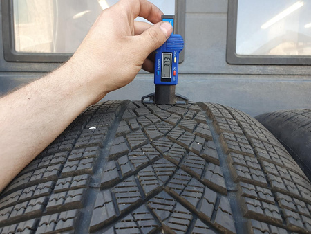 255/50R21 Goodyear UltraGrip Performance komplet opon zima 7,7mm 2329