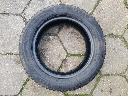 205/60R16 Goodyear Ultragrip 9+ para opon zima 7,0mm nr6075