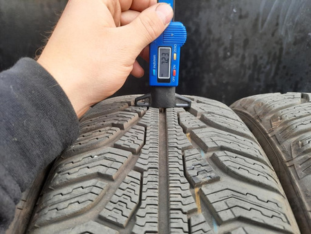 195/50R15 Uniroyal MS Plus 77 komplet opon zima 7,4mm nr5276