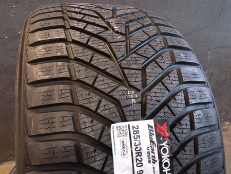 285/30R20 Yokohama Bluearth Winter V905 opony zima montaż gratis nr2366