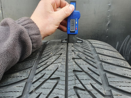 285/45R20 Goodyear Ultra Grip 8 Performance pojedynka zima 5,3mm P232