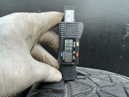 235/55R20 Bridgestone Blizzak DM-V2 para opon zima 8,3mm nr2362