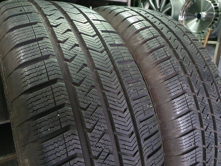215/55R18 Vredestein Quatrac 5 XL para opon całoroczne 7,0mm nr8575