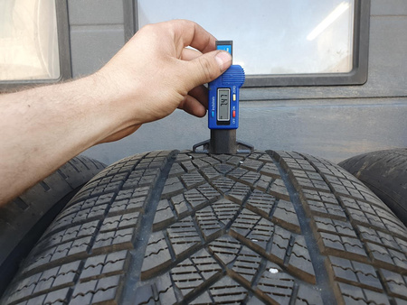 255/50R21 Goodyear UltraGrip Performance komplet opon zima 7,7mm 2329