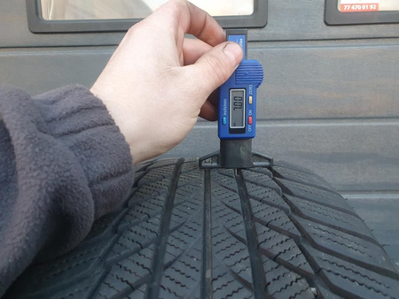 225/55R17 Bridgestone Blizzak Lm001 RSC komplet opon zima 7,0mm 7584