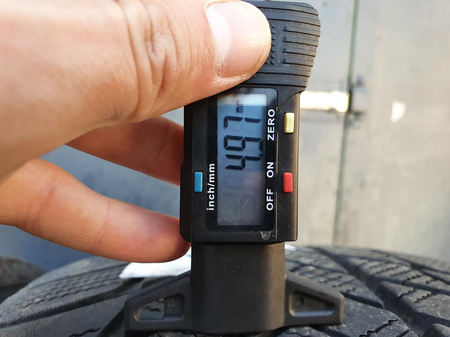 235/50R19 Bridgestone Blizzak LM001 para opon zima 4,9mm nr9533