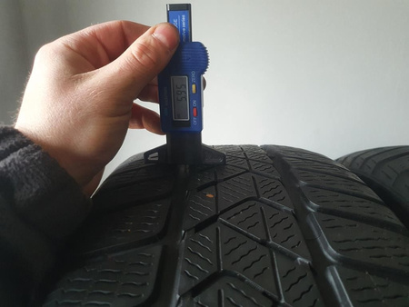 225/55R17 Pirelli Sottozero 3 para opon zima 5,9mm nr7573