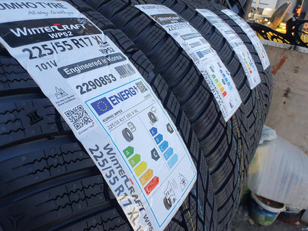 225/55R17 Kumho WinterCraft WP52 komplet opon zima nowe nr7120