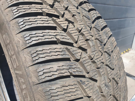 225/40R18 Nokian WR D4 opona pojedynka zima 8,1mm P878
