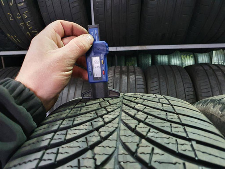 235/55R19 Goodyear Vector 4 Seasons para opon całoroczne 6,1mm nr9360