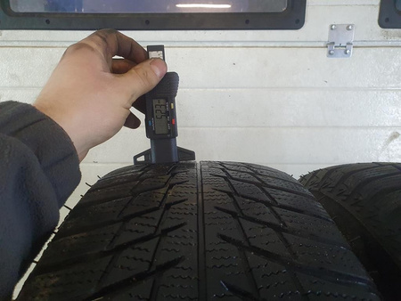 215/65R17 Bridgestone Blizzak LM001 para opon zima 6,0mm nr7494