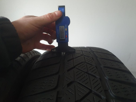 225/55R17 Pirelli Sottozero 3 para opon zima 5,9mm nr7573