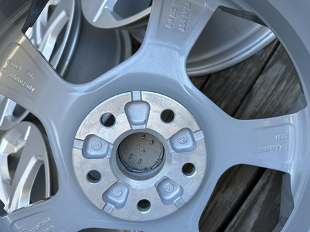 Oryginał felgi 18cali 8V0 Audi A3 S3 A4 B7 Q3 Vw Golf Touran