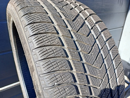 285/35R22 Pirelli Scorpion Winter opona pojedynka zima 7,4mm P297