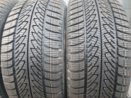 225/40R18 Goodyear Ultragrip 8 komplet opon zima nowe nr8286